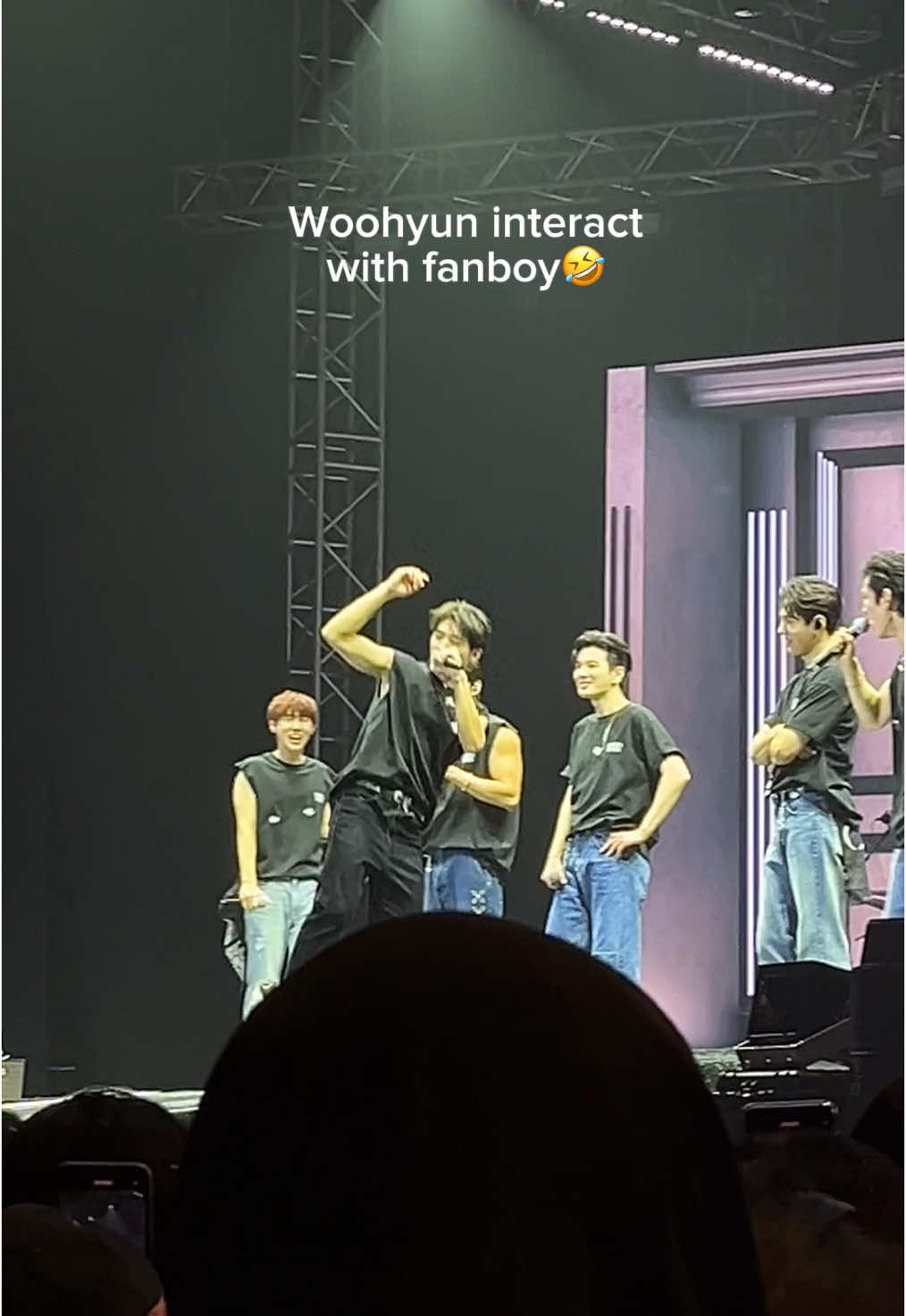 Push push💪🏻🤣 #fyp #infiniteinjakarta #infinite #woohyun #fanboy #infinitelimitededitiontour #limitededition #konserinfinite #konser #inspirit #woohyuninfinite #tennisindoorsenayan #gbk #kpop