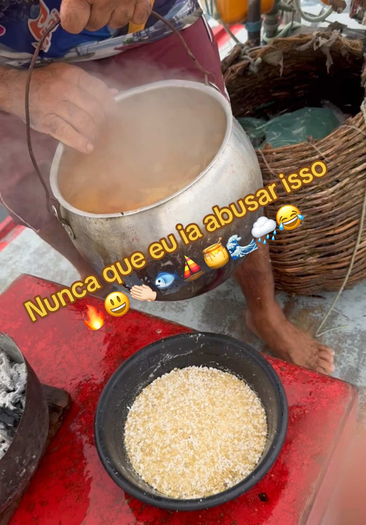 Nunca que eu ia abusar isso 🌧️👏🏻🐟🌊🍯😂🔥⛵️🙏🏻😃🏖️#viral #pescador #voando #agua #viralizou #peixe #