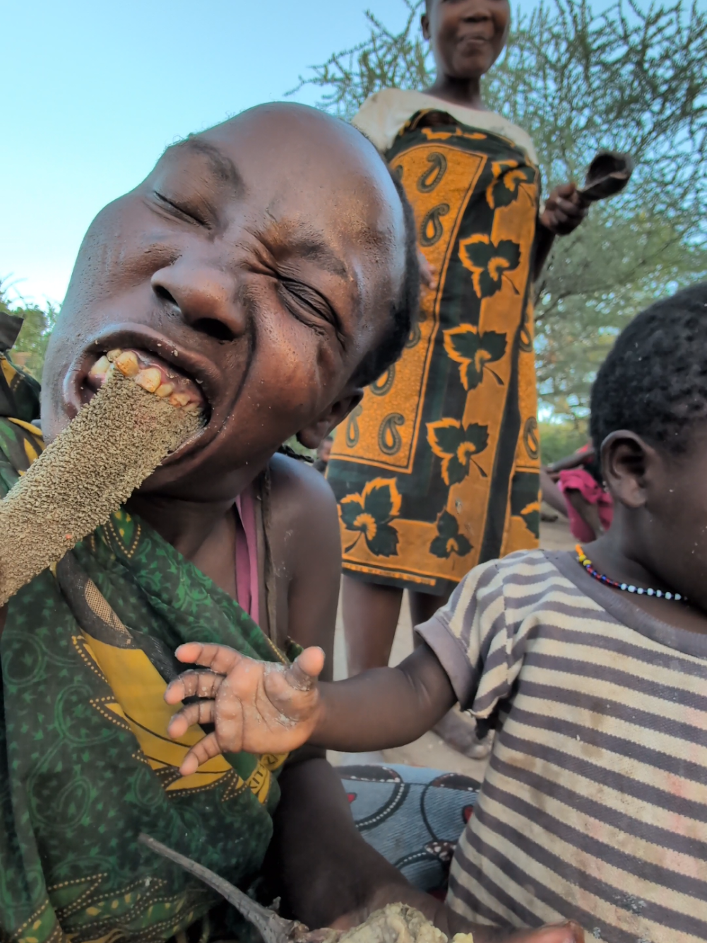 Wow 😲‼️😋 See how Hadza woman feeding her little baby 🐥#uktiktok #ukraine #usa🇺🇸 #FoodLover #africa #village #hadzabetribe 