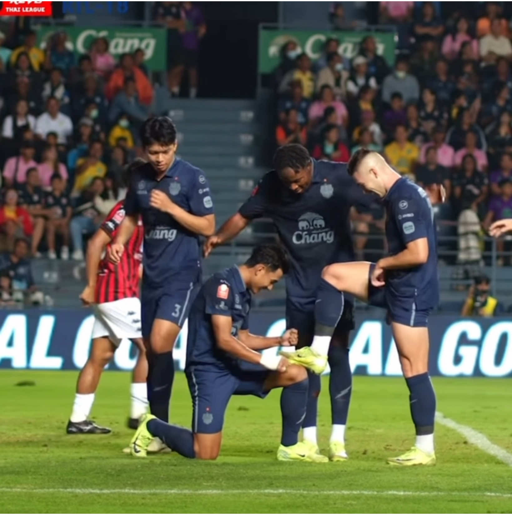 วันนี้ต้าวแบงค์ ศุภณัฏฐ์ เหมือนตา ทำ 3 ประตู ในนาทีที่ 36', 87', 90+3‘ และ 3 แอสซิสต์ เปิดบ้านชนะ ขอนแก่น ยูไนเต็ด 9-0 Cr. IG:buriramunitedofficial #แบงค์ศุภณัฏฐ์ #suphanat #นักฟุตบอล #นักฟุตบอลทีมชาติไทย  #bankkkk10 #ศุภณัฏฐ์เหมือนตา #ครอบครัวธนาคาร #buriramunited🏰⚡💙 #ช้างศึก @suphabank10 