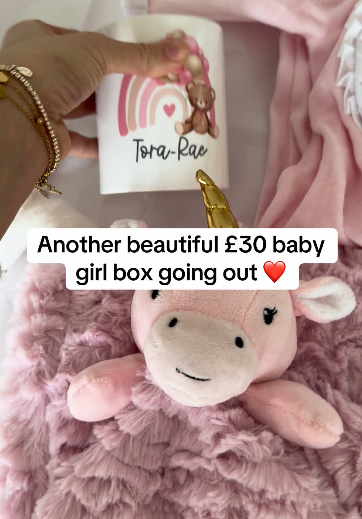 Pack a £30 baby box with me ❤️💗 #giftboxladylaura #fyp #beseen #babygift #personalisedbabygift #plushie #bsbyshowergift #teamwork 