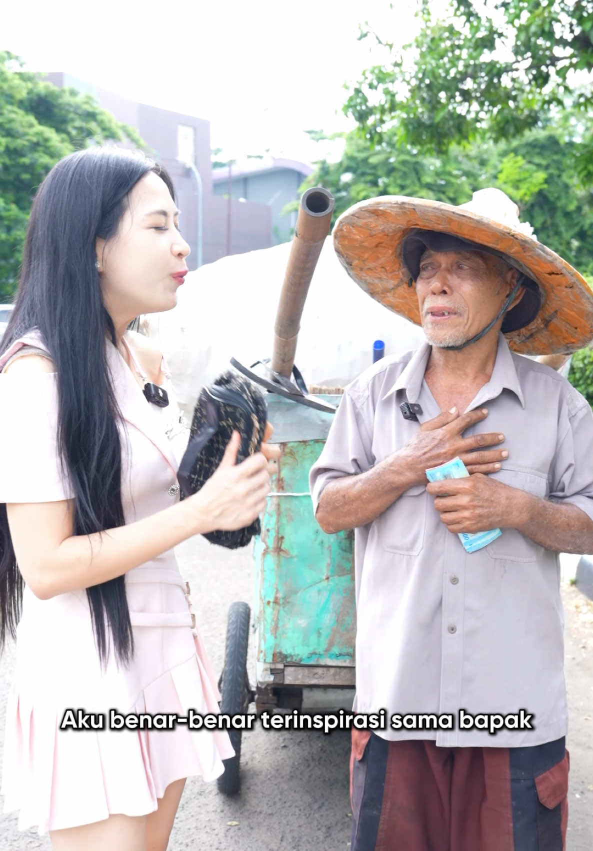 Semoga semNgat bapak nular kesaya ya pak biar saya gak males” an #LouisseScarlettFamily #LouisseScarlett #Fyp #MamiGlowingIndonesia #Goviral #LouisseBerbagi 