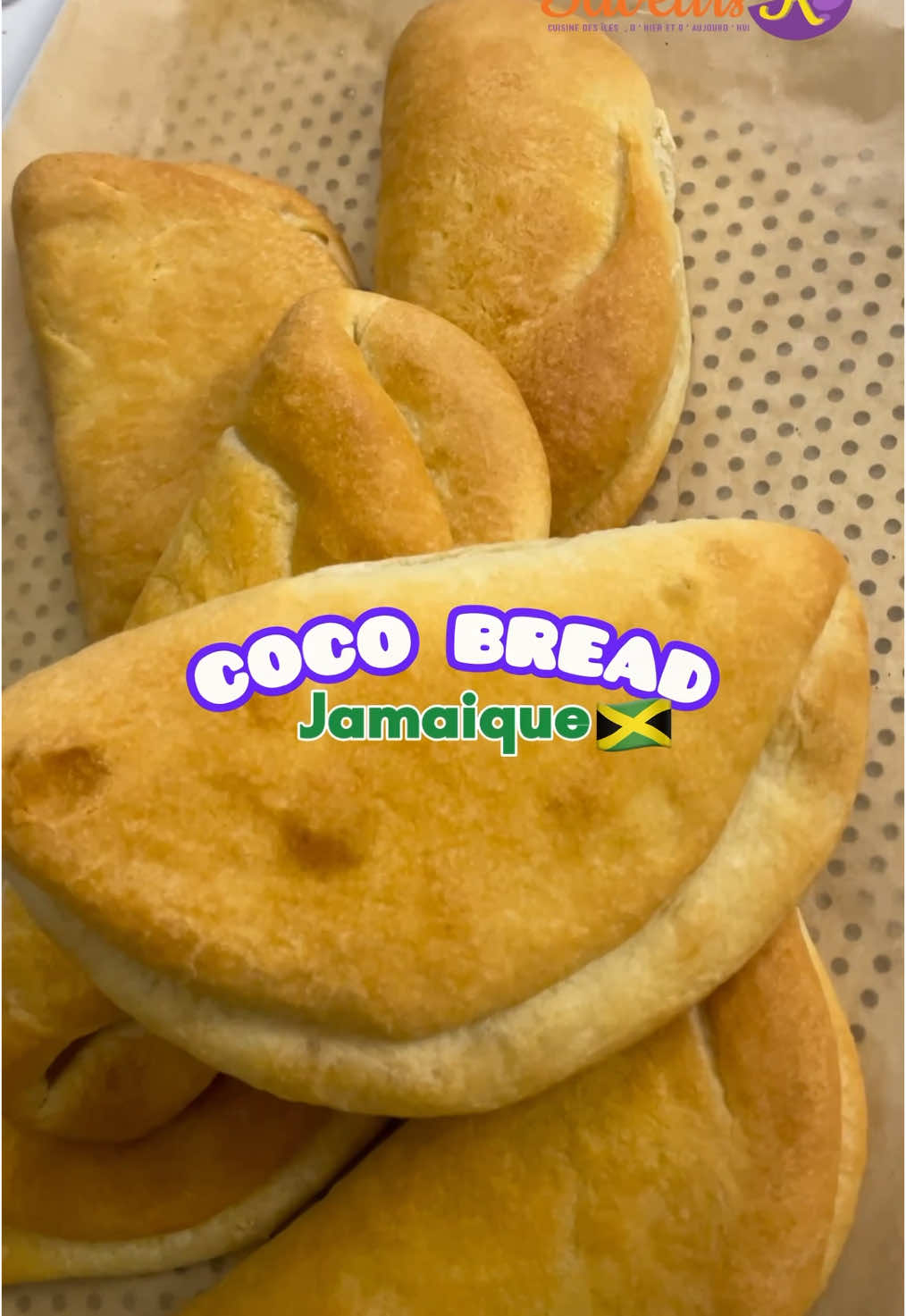 Cocobread - jamaïque 🇯🇲  Une petite douceur , que j’aime préparer pour remplacer les buns à burger. Il s’adapte totalement à un régime végétarien en remplaçant le beurre par de la margarine  D’ailleurs je le garnis de viande , d’oignon rouge et de cheddar, tout le monde est conquis à la maison. J’ai diminué les doses afin de ne pas trop en faire mais pour plus de pain n’hésitez pas à les doubler bien sûr. 🥘La recette🥘 250 gr farine 12,5 gr sucre 2,5 gr sel(1/4 càc ) 30gr beurre ou margarine 175ml ou 190 gr lait de coco 5 à 5,5 gr levure boulangère  15gr beurre ou margarine (pour badigeonner) four 190°C -cuisson 15-20min selon le four.  et revenez m’en donner des nouvelles 😋 #saveursk #bread