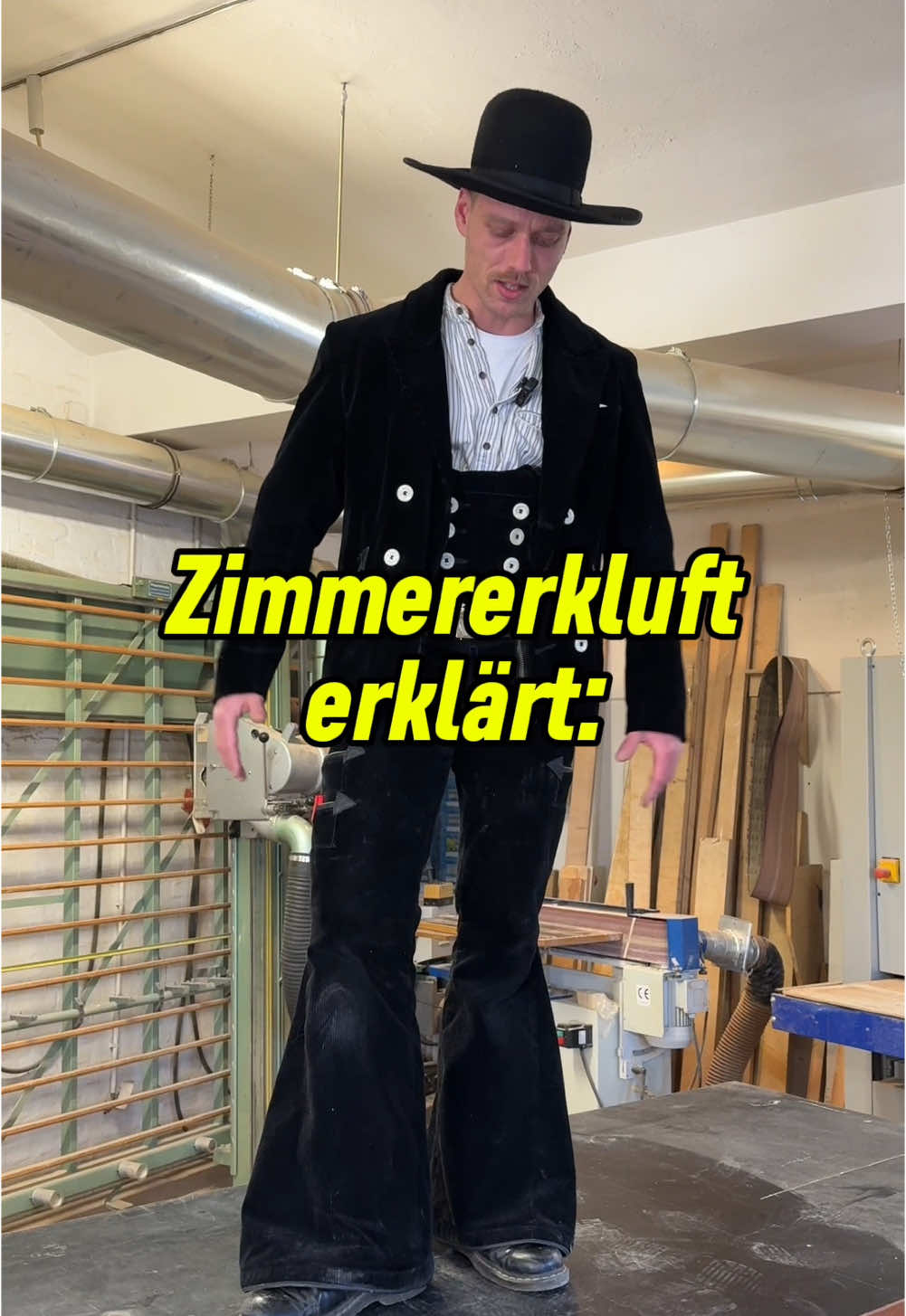 Ich persönlich liebe das traditionelle und die moderne. Für mich der perfekte Einklang. Ich nutze das Internet um das Handwerk sichtbar zu machen und laufe und arbeite trotzdem in traditioneller Zimmererkluft.  Wie schaut das bei euch aus?  Würdet ihr so rumlaufen?  #handwerk #zimmerer #zimmermann #meister #kluft #zunft #ZimmererHandwerk #tipps #holzbock #hochdiezimmererkunst #tricks #tips #howto #wissen #tradition #tracht #kultur #walz #Holzbau #ausbildung 