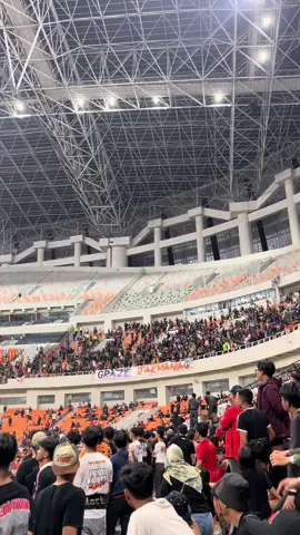 Enjoy tetangga🧡💜 #persija #persita#fyppppppppppppppppppppppp#jakmania#ultrasindonesia#trend #jakartainternationalstadium #pendekarcisadane #laskarbentengviola #curvanord 
