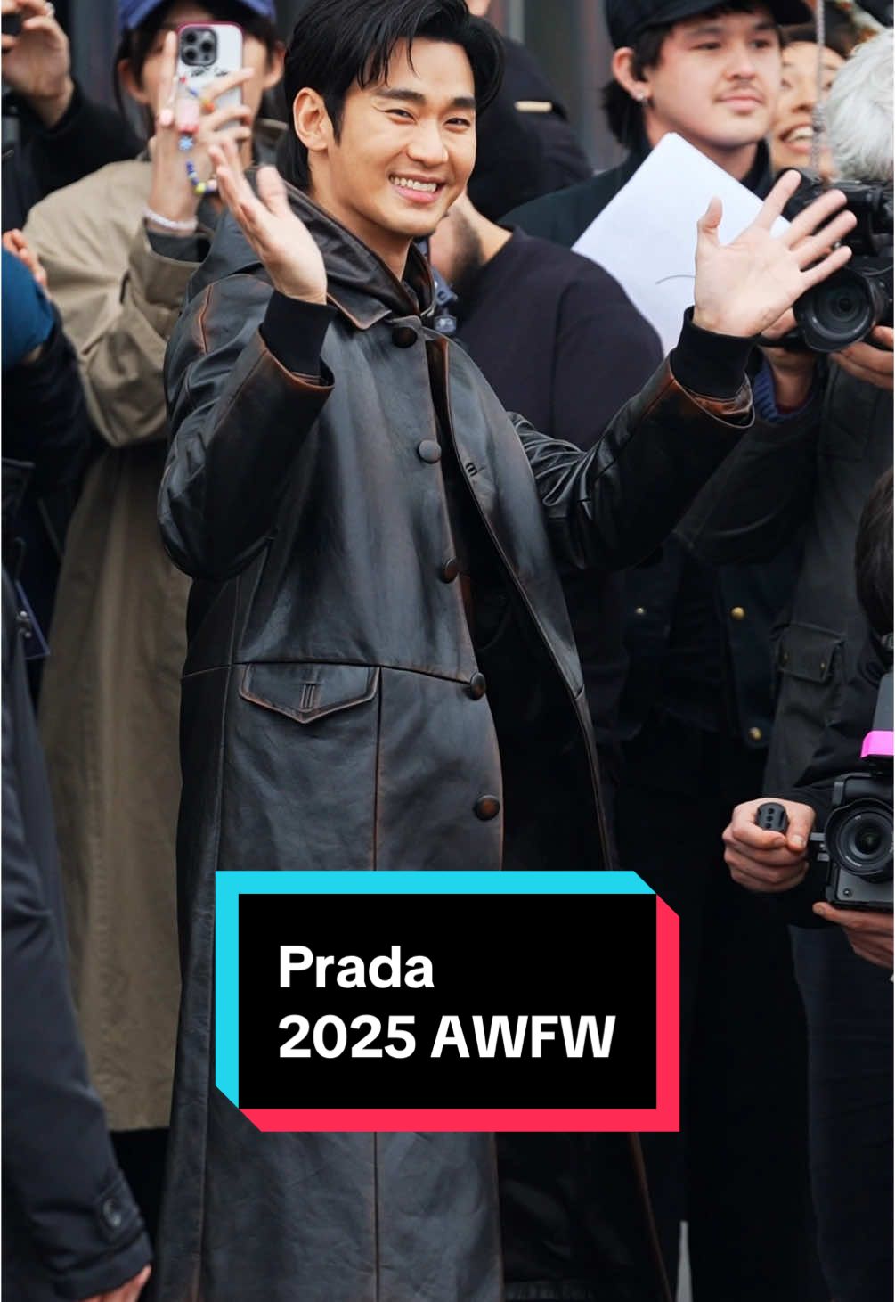 #GQ時裝週 金秀賢入場畫面來了！這次身為 Prada 品牌大使來到米蘭秀場，他不停和粉絲揮手鞠躬，模樣太可愛。 #mfw #prada #kimsoohyun #김수현 