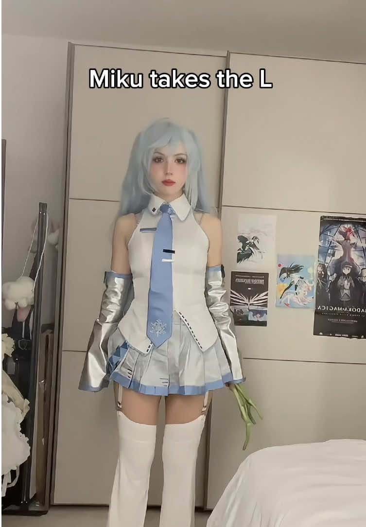 I cannot do 2 serious videos in a row #fortnite #mikufortnite #mikucosplay #fortnitemiku #fortnitecosplay #hatsunemikufortnite #mikufortniteskin #fortnitememes