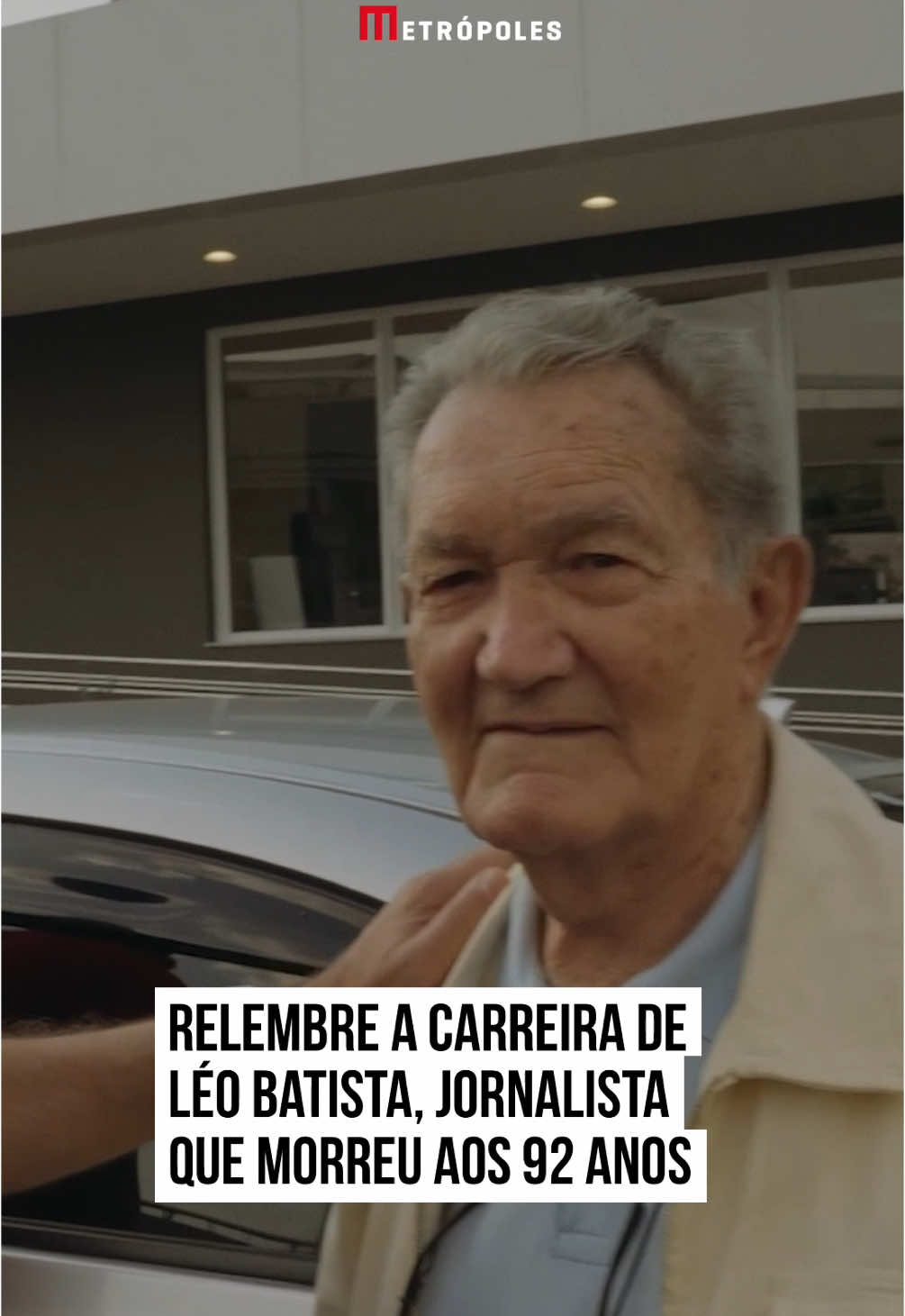 Morreu, neste domingo (19/1), o #jornalista esportivo #LéoBatista. O comunicador deu entrada no Hospital Rios D’Or, em Jacarepaguá, no #Rio de Janeiro, no dia 6 de janeiro e foi diagnosticado com um tumor no pâncreas. A causa exata da morte ainda não foi confirmada. O apresentador e locutor ficou conhecido durante a carreira por ser uma das vozes mais marcantes da televisão brasileira. Ele trabalhou por mais de 50 anos na TV Globo e se destacou pela cobertura esportiva. O início da carreira foi no rádio, com o nome de Bellinaso Neto. Logo que se mudou de São Paulo para o Rio de Janeiro, adotou um novo nome profissional: Léo Batista. Em terras cariocas, destacou-se no rádio com as locuções esportivas e logo recebeu uma oportunidade na televisão. Botafoguense de coração, Léo Batista cobriu Copas do Mundo, Olimpíadas, Fórmula 1, lutas de boxe e outros esportes. Também se destacou com a cobertura do Carnaval carioca. Ele foi o primeiro jornalista a informar o suicídio de Getúlio Vargas, em 1954. Ele também esteve na cobertura da morte de Ayrton Senna, anunciando a notícia horas após o acidente em Ímola, na Itália. #tiktoknotícias 