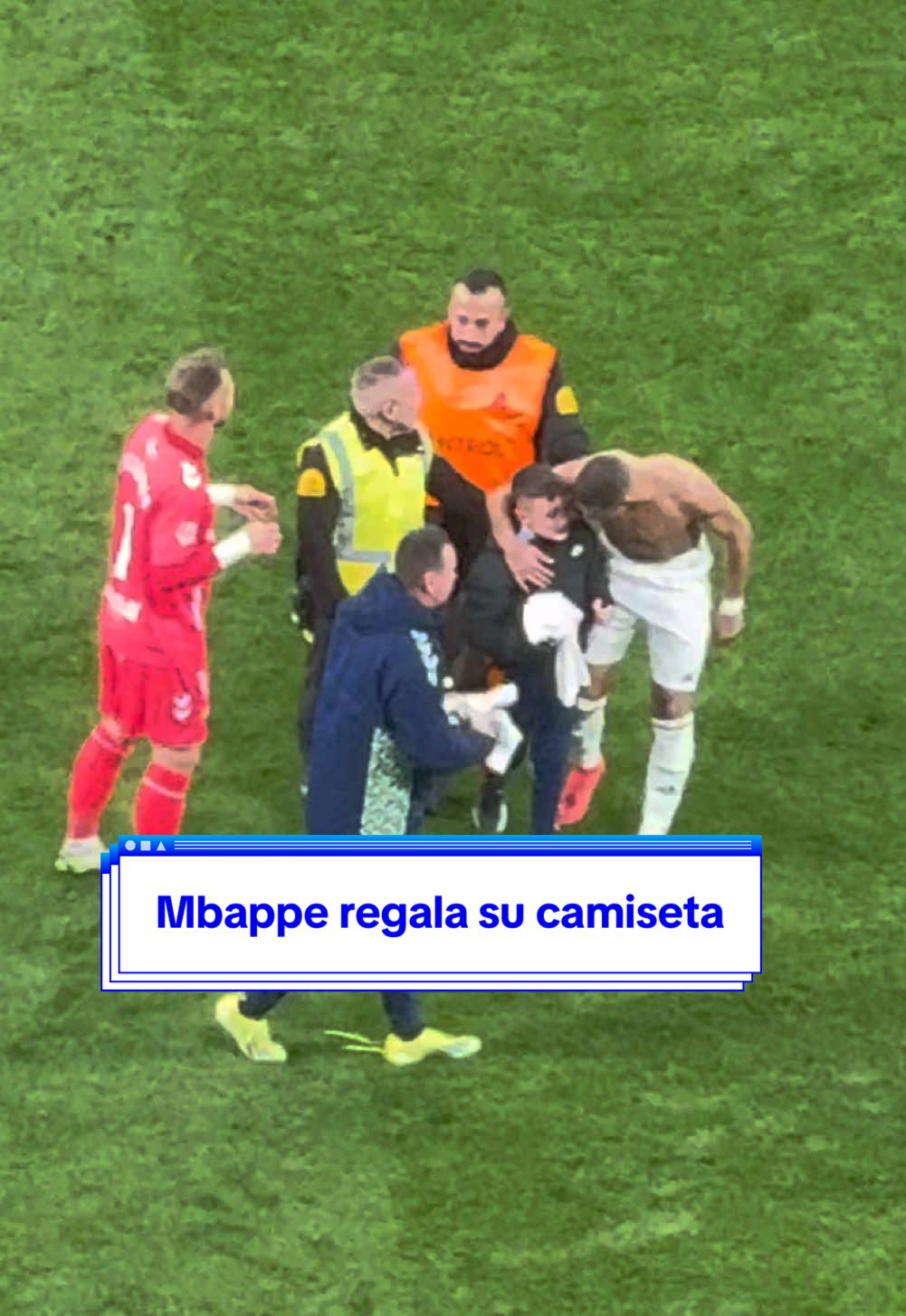 El gesto de Mbappé con un niño que saltó al campo. . . Con el pitido final en la victoria frente a Las Palmas el jugador francés se encontró con un aficionado que saltó en su búsqueda. #realmadrid #tiktokfootballacademy #mbappe 