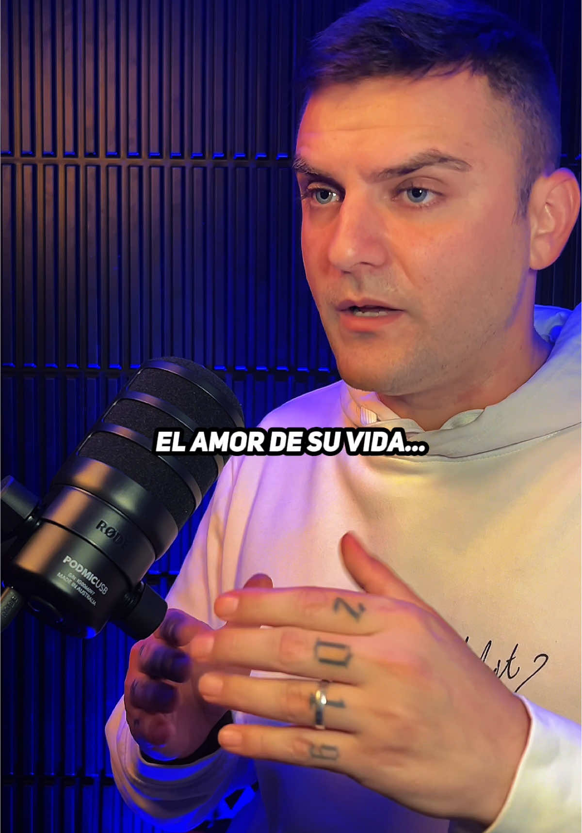 Sabes cuántas personas pierden el amor de su vida por no superar sus miedos e inseguridades? No construyas murallas que te alejen de quien te ama. Aprende a aceptar el amor que ya tienes. No dejes que tus miedos lo arruinen. #superarmiedos #aceptarelamor #relacionessanas #seguridademocional #crecimientopersonal #sanacionemocional #amorpropio #reflexionpersonal #bienestaremocional  