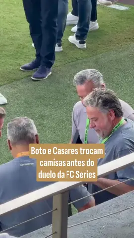 Clima de amistoso! Antes do duelo entre o Mengão e o Tricolor Paulista, Boto e Casares fizeram aquela tradicional troca de camisas!  🎥 @bellexcosta #UOLEsporte #UOLPlay #Futebol #SãoPaulo #Flamengo #FCSeries #tiktokesportes