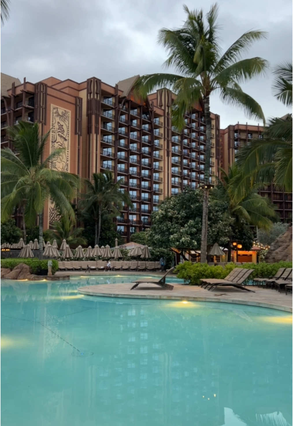 Replying to @sabrina here is the main family pool at Disney’s Aulani 🌴✨🌊🌺 This is the pool that has live entertainment at certain times of the day! #aulani #pool #disneyhotel #disneyaulani #aulanidisneyhotel #hawaii #disneyhawaii #visithawaii #aulanitour #traveltok #traveltiktok 