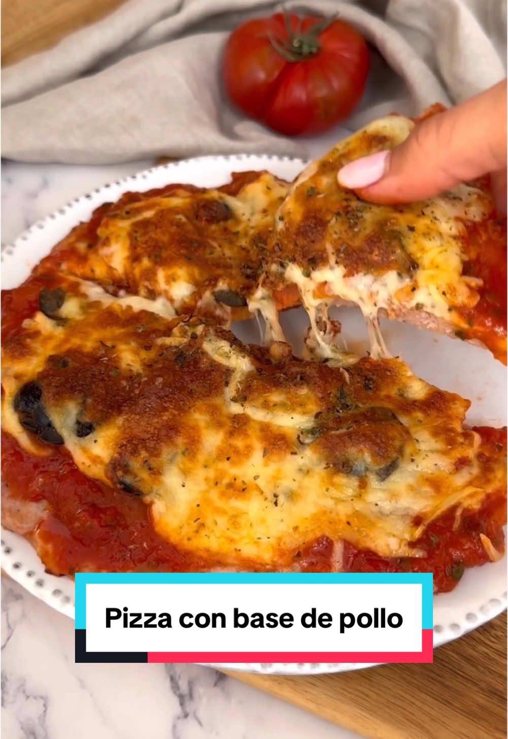 Chicksa 🍕 pizza con base de pollo en 10min 🌱 una idea de comida o cena deliciosa, sencilla y muy sabrosa 😋 🙋🏼‍♀️ Si te gustan las recetas fáciles y sanas 🔐 GUARDA, COMPARTE o ETIQUETA a la persona que sabes que le puede encantar ♥️ Ingredientes: -200gr de carne picada o 2 hamburguesas 100% pollo sin conservante ni aditivos de @prozis @prozisespana (10% dto + regalos en toda la web: blancaolro) -Aceitunas negras -Queso rallado -Orégano -Salsa de tomate con albahaca Preparación: Sobre papel vegetal, extiendes carne picada o dos hamburguesas de pollo, das forma de pizza, añades salsa de tomate, aceitunas negras, queso rallado, orégano, cocinas en airfryer 10min a 180ºC y ¡listo! 🥳 ✨Súper fácil, súper rápido y súper rico✨ ¿Te animas a prepararla? 💌 ✅ Mi airfryer es la @cosori.es dual blaze con residencia arriba y abajo. Tienes 40€ descuento + regalo libro de recetas y accesorios + garantía de 3 años si la compras en la web oficial con mi código BLANCAOLROCOSORI20 🤗 . . . . . #pizza #pizzadepollo #pollo #hamburguesa #pizzaketo #recetaketo #pizzasingluten #singluten #delicious #recetascaseras #cocinafacil #Receta #saludable #recetassaludables #recetasana #recetasquefuncionan #comida #recetasfacilesyrapidas #recetasfaciles #recetasfitness #healthyfood #foodrecipies #recetassanasyricas #cocinaespañola #comidasaluble #fitfood #comesano #dietista #nutricion #blancaolro 