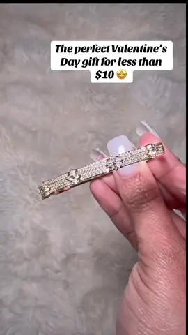 This bangle is so stunning and they ship fast too 🤩 #bangle #bangles #bracelet #valentinesdaygift #valentinesdaygiftideas #tiktokshopfinds #fyp 