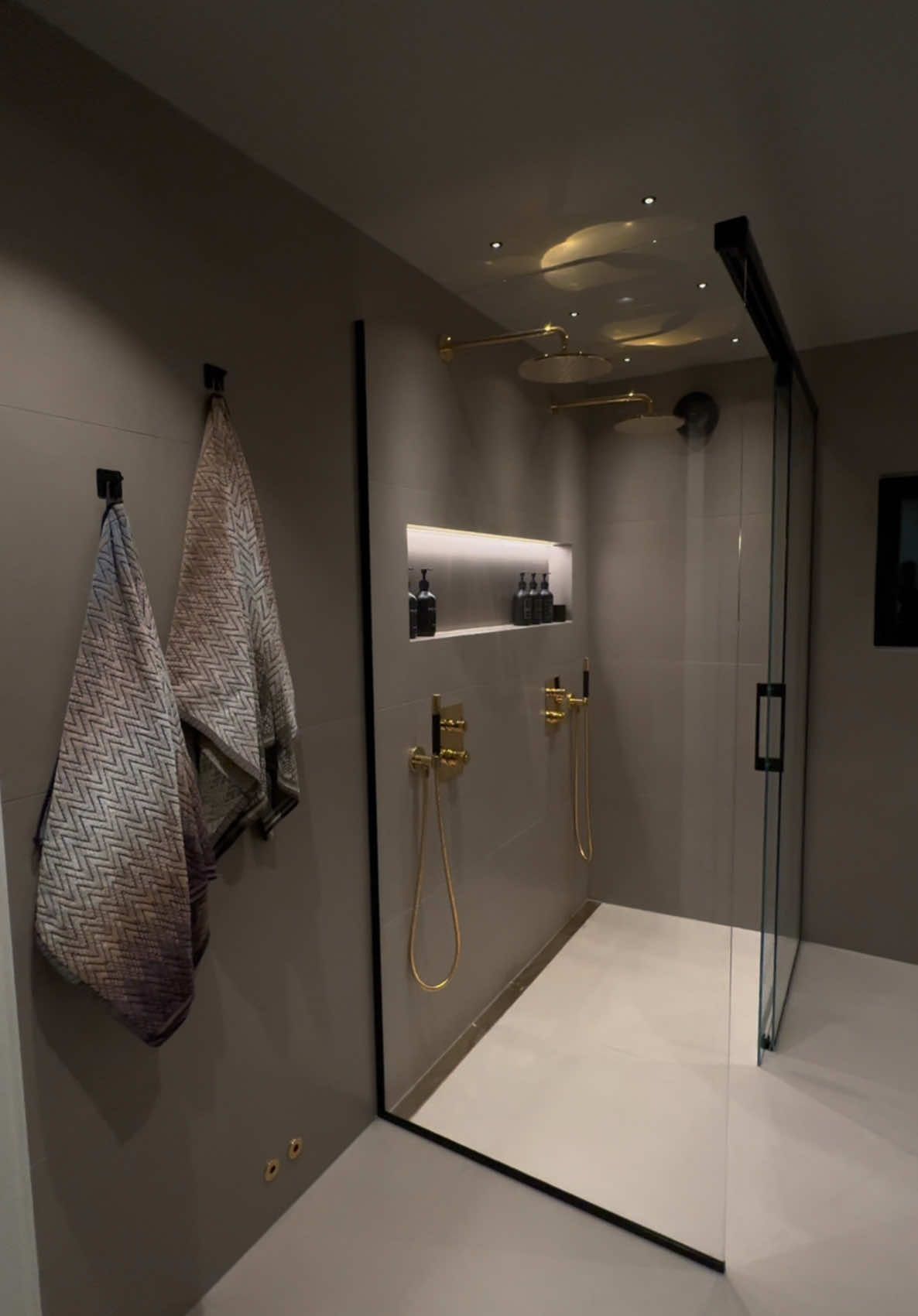 Mitt absolutt favorittrom i huset!🥹 #drømmebad #nyttbad #baderom #ferdigstilt #oppussing #oppussingsprosjekt #renovering #norskbygg #håndverk #interiørinspirasjon #norskinteriør #oppussingstips #drømmeprosjekt #bad #bathroom #bathroommakeover #renovation 
