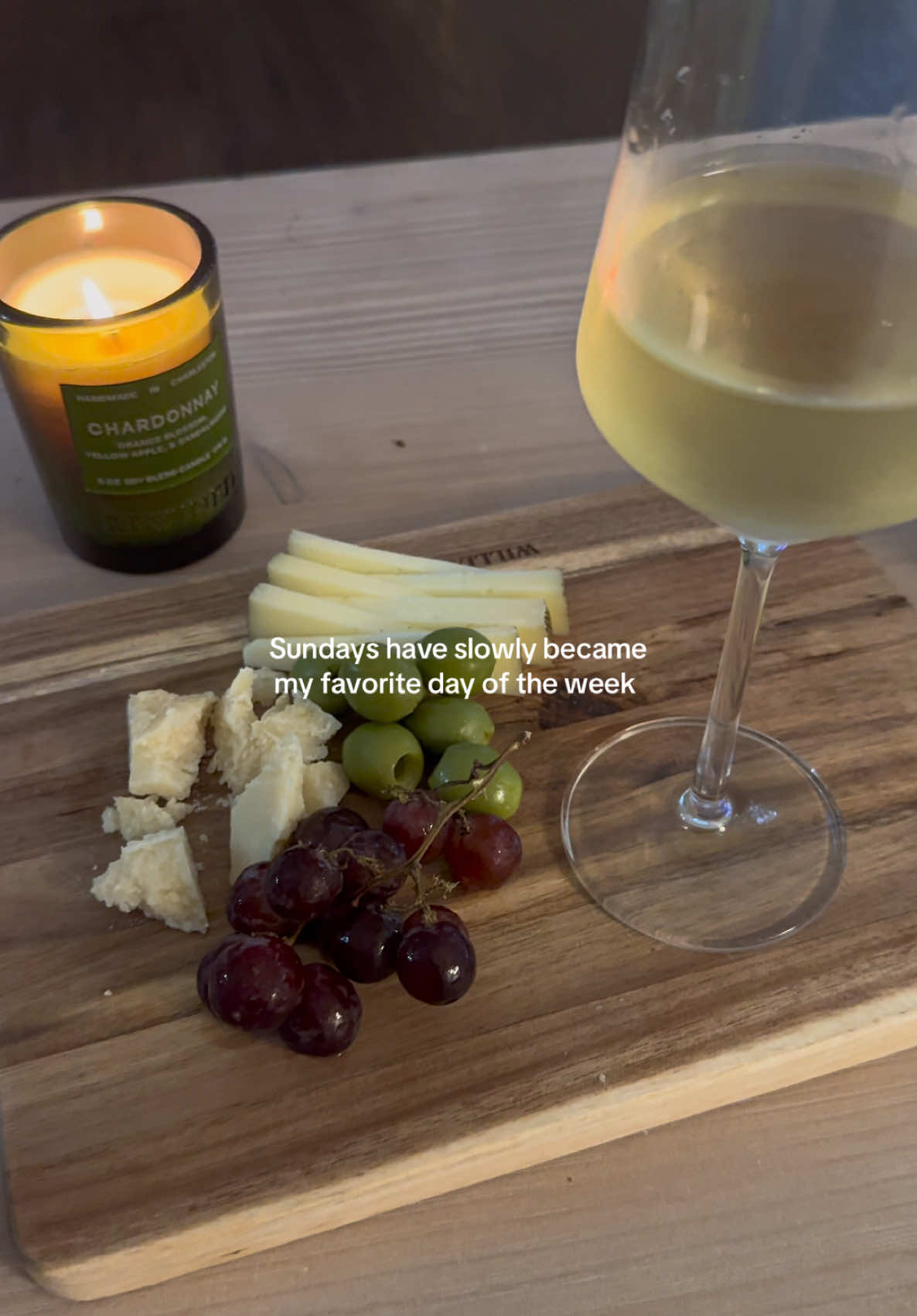 I loveeee being a girl, more wine & cheese plz  #sundaynight #wineandcheese #romanticizeyoursundays 