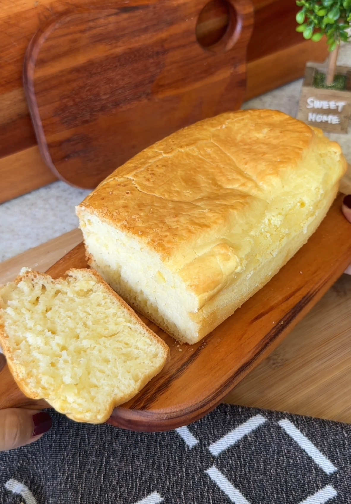 ✤ Pão de Tapioca 🍞 ✤ Esse pão sem glúten fica delicioso e é muito fácil de fazer! Você vai se apaixonar! ✤ OBS: o pão cresce muito no forno então use uma forma em que a massa chegue só até a metade Tamanho da forma que usei: 20 (comprimento) x 10 (largura) x 7 (altura) ✤ INGREDIENTES:  — 4 ovos — 200ml de leite — 80ml de óleo ou azeite — 2 xícaras de tapioca hidratada (a normal que usamos para fazer na frigideira) — 2 xícaras de amido de milho — 1 colher de chá de sal — 1 colher de sopa de fermento em pó ✤ PREPARO: No liquidificar bata tudo e depois leve a uma forma untada ou de silicone como a minha. Forno a 180 graus por 40 minutos ou até dourar.