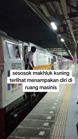 momen unik boneka dino menampakan diri di ruang masinis lokomotif cc 206 #newgen #perumka #railway #keretaapi #keretaapiindonesia #LIVEhighlights #keretamurah #krlcommuterline #LIVE #jatinegara 