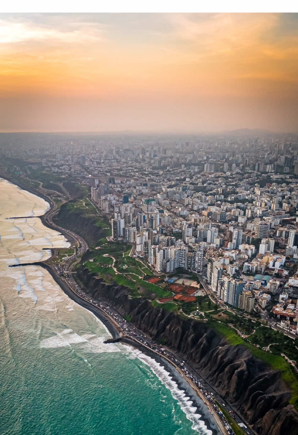 Tardes de verano por Lima 📸🌅✨❤️ #drone #peru #dji #paisajes #parati #fyp #viral #lima #miraflores #parque #amo #susnet #atardecer #wow #epic #cinematic #amo #costa #verano #Summer 