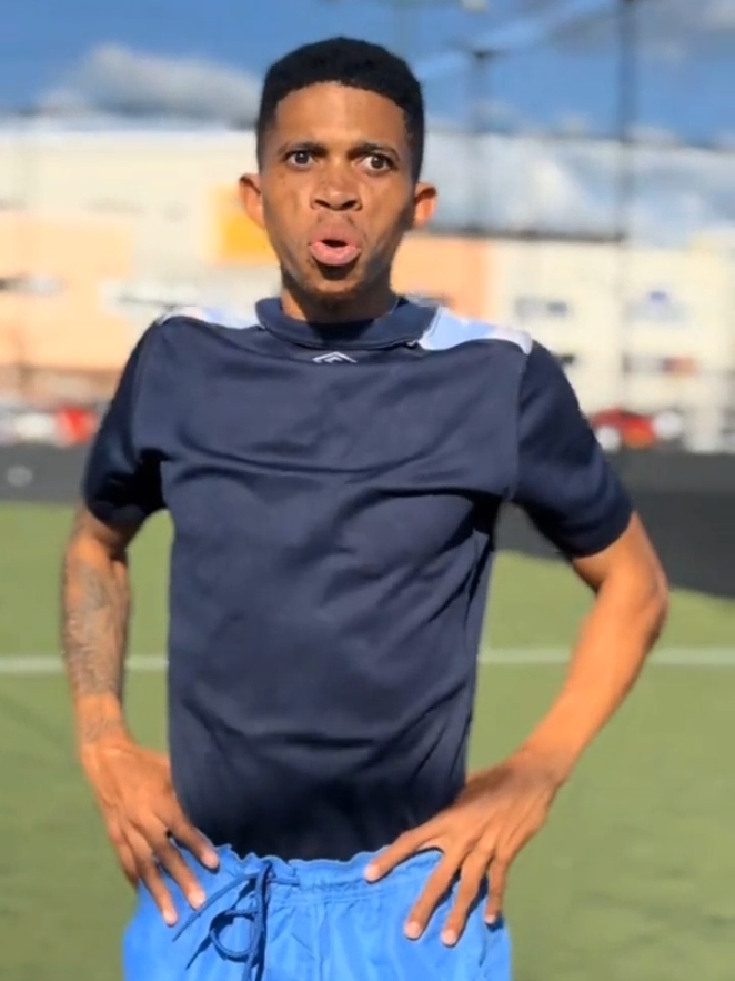 Quand tu pense être un bon joueur 😂🤣😂 #williamlast_krm un joueur à suivre de près 😂😂🤣😂 #funnytiktok #penalty #bizmike #cr7cristianoronaldo #messi 