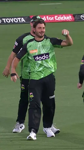 An incredible catch by Marcus Stoinis 👏 #Cricket #BBL #BBL14 #MarcusStoinis #MelbourneStars #HobartHurricanes #Foxtel