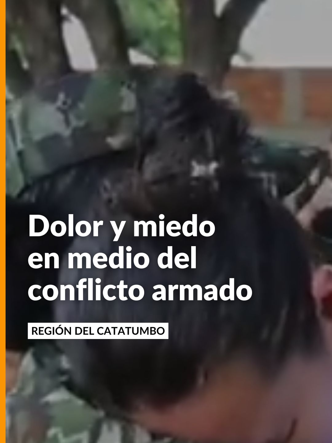 Desgarradora imagen: una madre desplazada por la violencia abrazó con fuerza a una integrante del Ejército Nacional luego de huir de su hogar junto a sus hijos. 