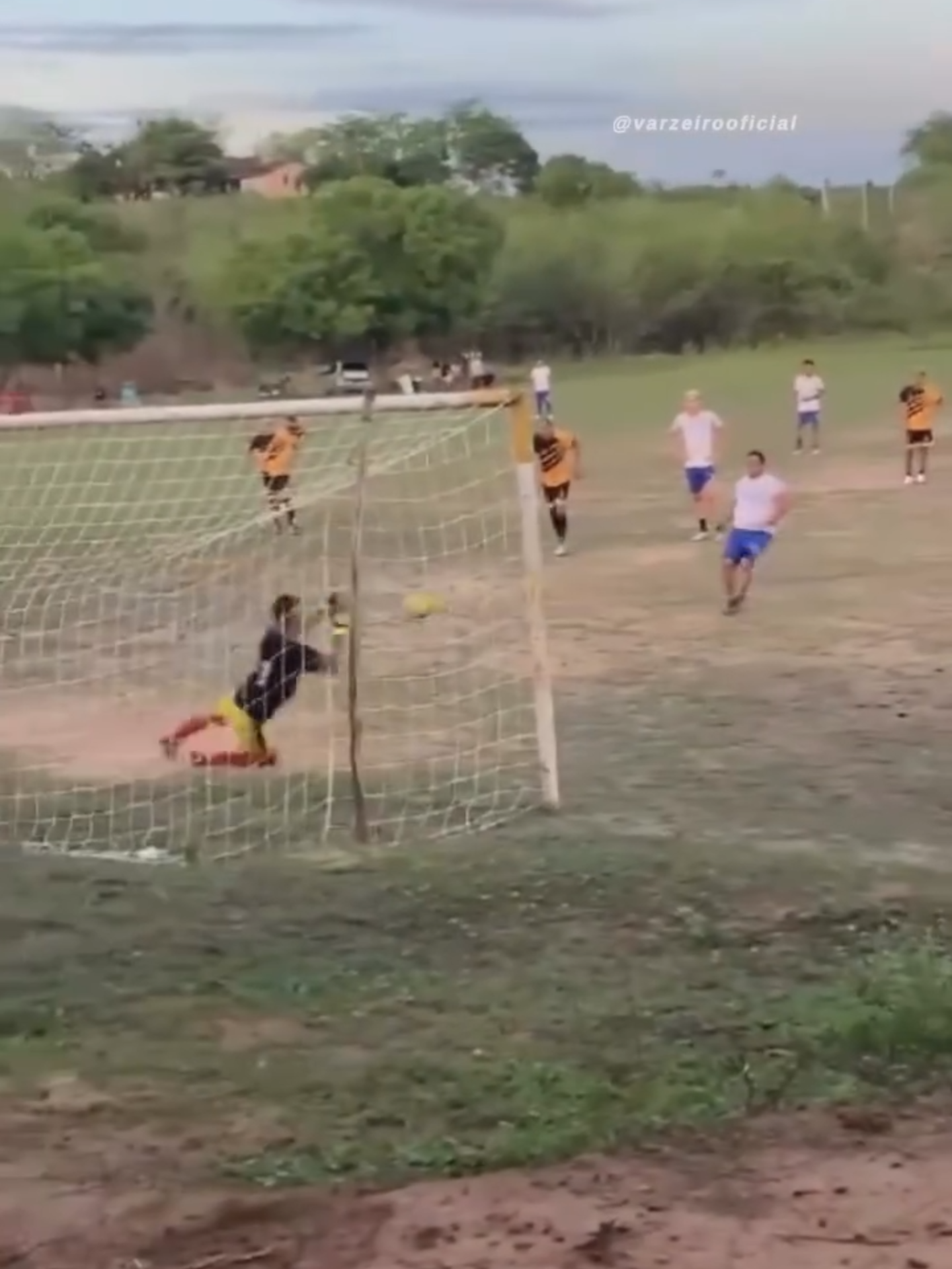 Aí não, meu goleiro... 🤣 🎥: varzeanatvoficial #FutebolBrasileiro #Humor