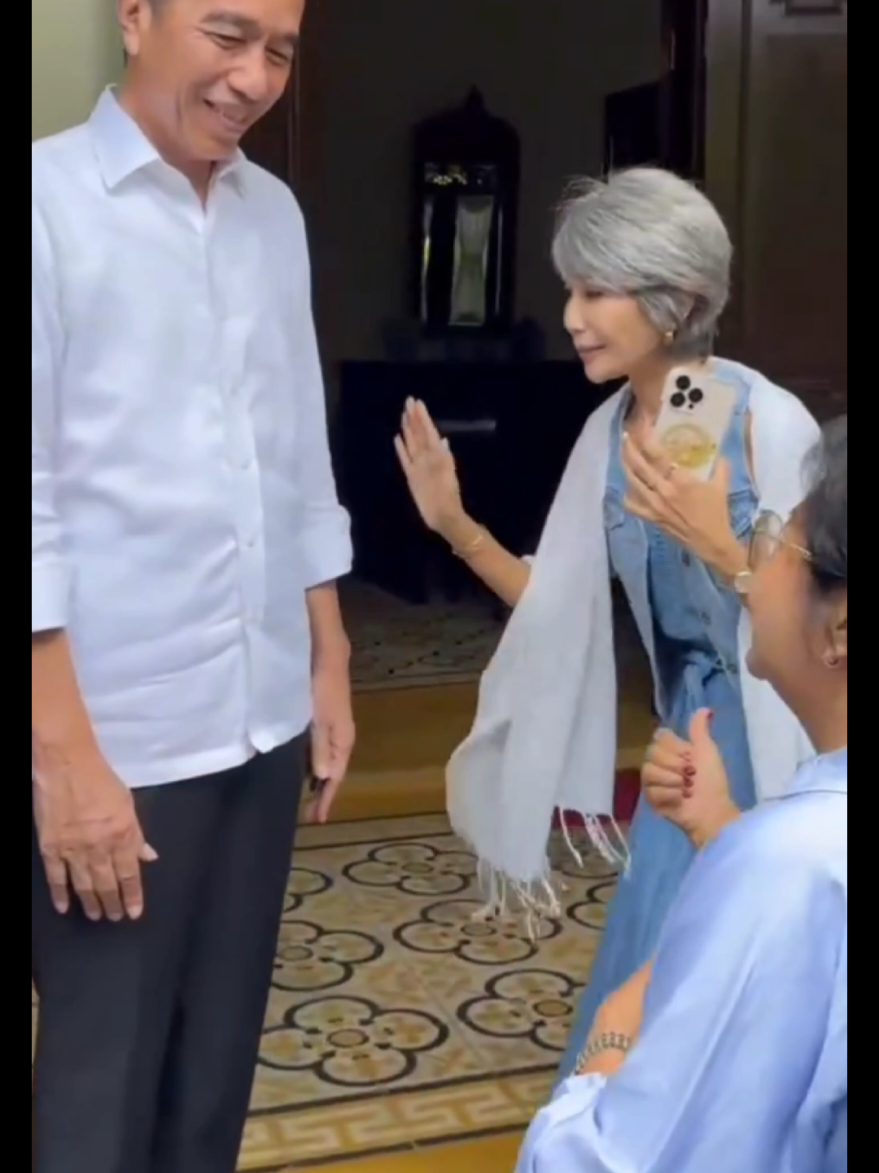 🫶❤️😭Jauh-jauh datang dari Australia mempersembahkan lagu untuk bertemu dengan Bapak Presiden Ke-7 RI Joko Widodo bersilaturahmi, bersalaman dan berfoto bersama di Kediaman Gg Kutai Utara No 1 Sumber Kec Banjarsari Solo, Kota Surakarta, Provinsi Jawa Tengah, pada Minggu 19 Januari 2025.