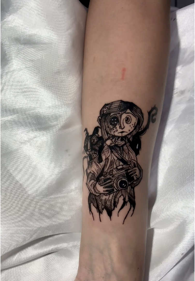 Curta pro seu começo de semana ser bom !!  #tattoo #tattooflash #tattooartist #end #song #coraline #palacio #pintores #2025 #fyp #coralinejones #coralineylapuertasecreta #portugal🇵🇹 #mundial 