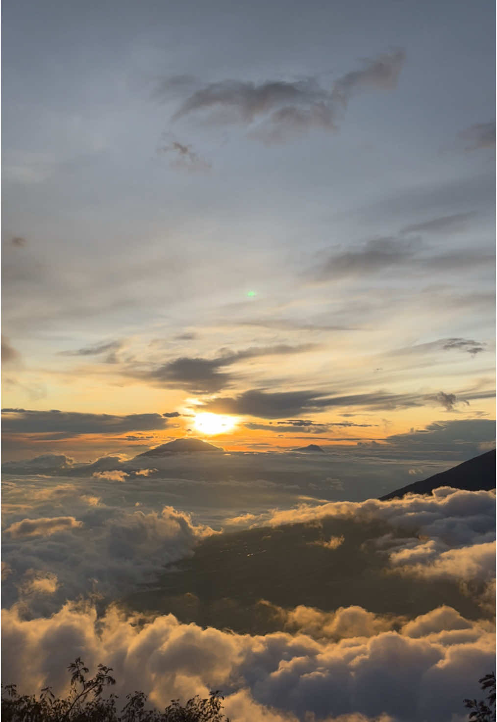 Sindoro 19 Januari🌤️ #fyp #sindoromountain #gunungindonesia #mountain #pendakigunung #mountainview #sunrise 