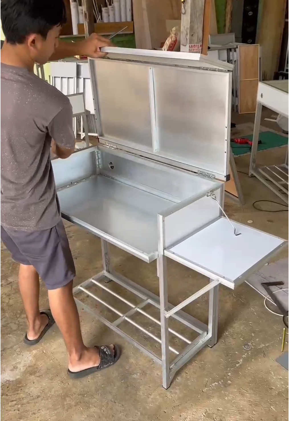 Meja kompor lipat aluminium efektif dan efisien sangat cocok untuk digunakan di dapur maupun jualan di luar 😉👍#gerobak #mejakompor 