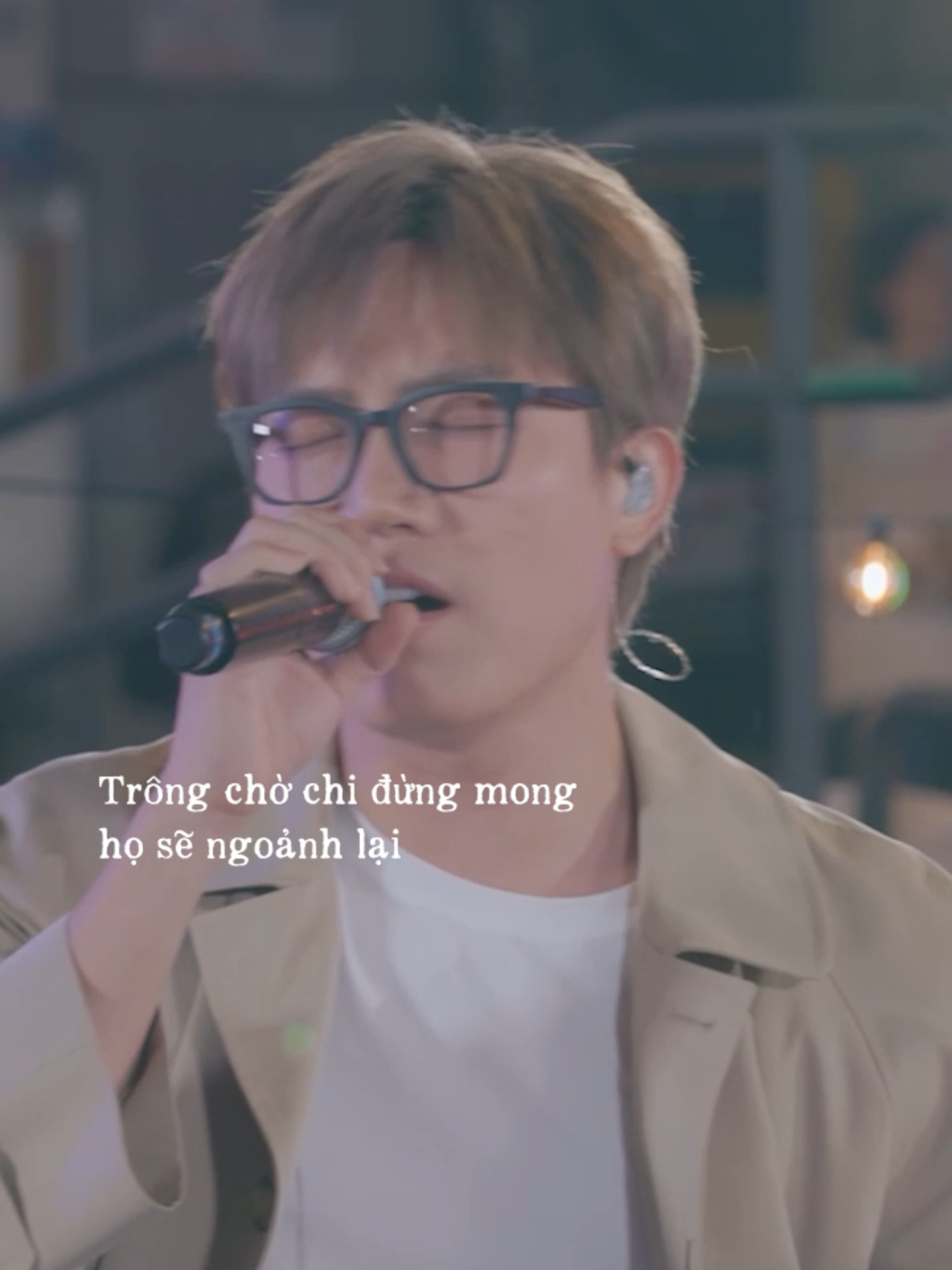 Chạy thật xa trốn tránh nơi ta từng qua.. #FanEnt #chungtacuahientai #nhachaymoingay #anhtu #nguocchieuyeu