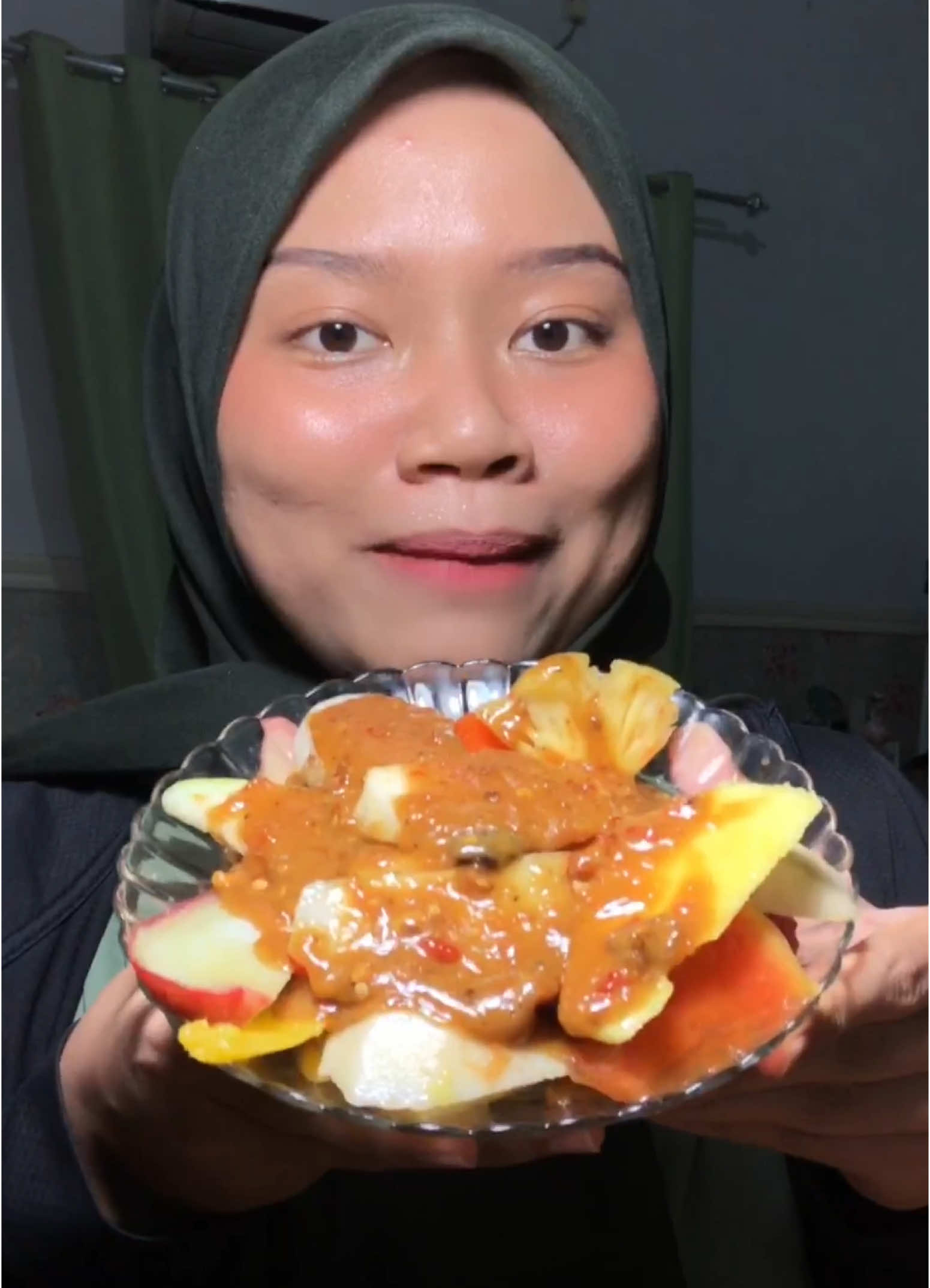 Siang-siang gini enaknya makan rujak buah gais #rujakbuah #review #jelajahkuliner #rujak #fruits #Foodie #fyp #fypシ゚ #mixfruit #fresh 