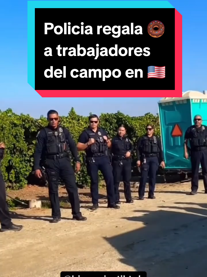 Mis respetos para esos policias 👮‍♂️👮‍♀️🙏 Policia regala donas a trabajadores del campo 