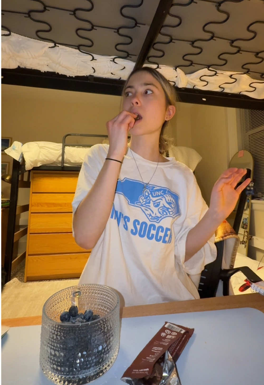 stop the way the music stops at the end is so funny #midnightsnack #college #dormsnack #proteinbar #iqbar #vegan #collegemeals #dorm #collegedorm #dormmeals #snack #vegansnacks #fyp 