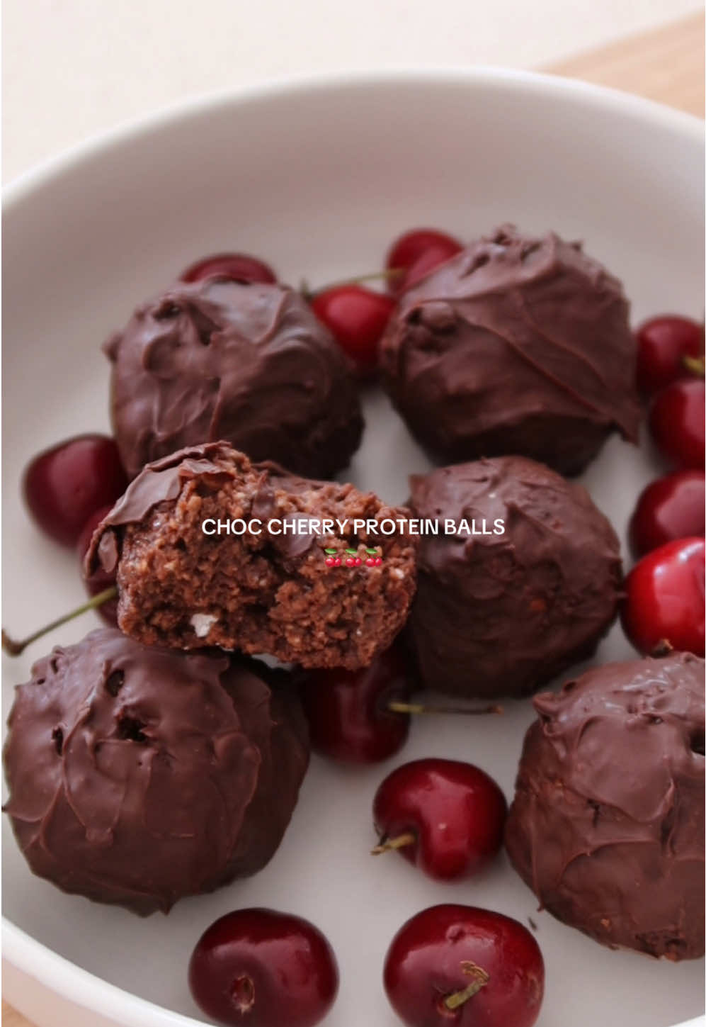 CHOC CHERRY PROTEIN BALLS 🍫🍒 What you’ll need: - 1/2 Cup Quick Oats - 2 Tbsp Chia Seeds - 1/4 Cup Coconut - 2 Scoops Protein Powder (approx 80g) - 1 Tbsp Cocoa Powder - 1/4 Cup Sugar Free Maple Syrup  - 1/2-1 Cup Cherries - Dark Chocolate (to coat balls) Combine all ingredients, except for the dark chocolate, in a blender and blend until smooth and well mixed. Using a spoon, scoop the mixture into even portions, then roll each into a ball with your hands. Place the balls on a tray and refrigerate for 30 minutes. Melt the dark chocolate, then coat each ball by rolling it in the melted chocolate. Return the chocolate-coated balls to the fridge and chill for 30-60 minutes, or until fully set. Enjoyyyyy!! 🥹🫶🏼 Wearing @MUSCLE REPUBLIC DC: HAYLEY #proteinballs #healthyrecipes #proteinsnacks #nutritionist #chocolateprotein #gymgirlies 