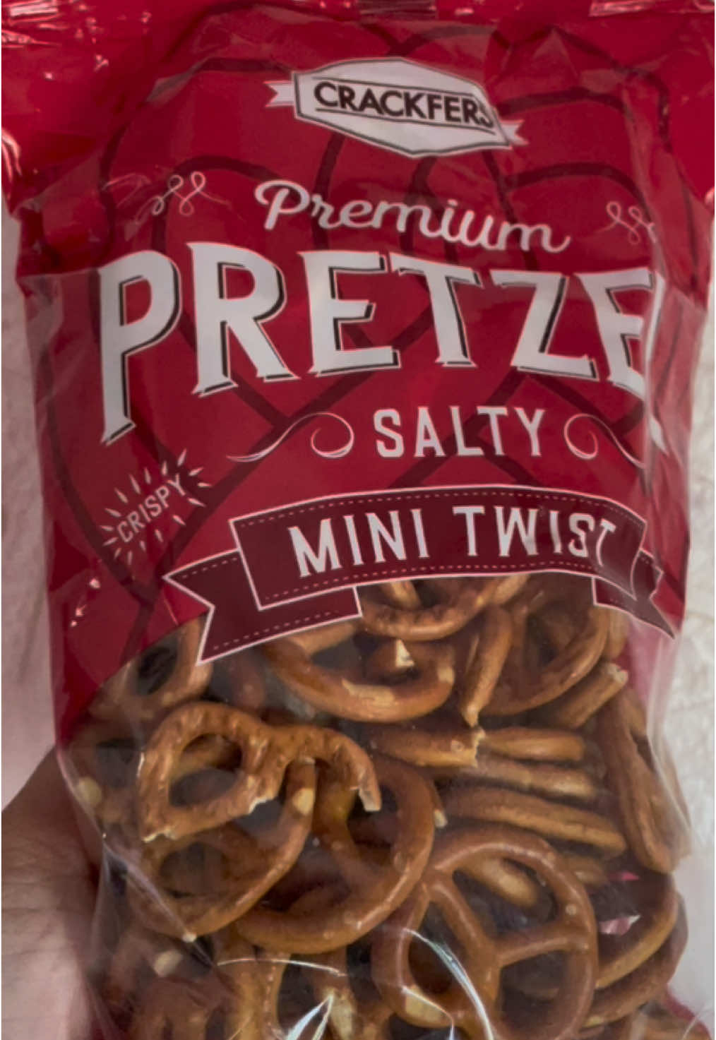 #pretzel #pretzels #saltyminitwist #crispy #crunchy #fromturkey #halalfood #halal #crackfers #crackferspretzel #snackkayangan #tryitnow🔥 #delicious #fyp #fyppppppppppppppppppppppp @Nur Food 