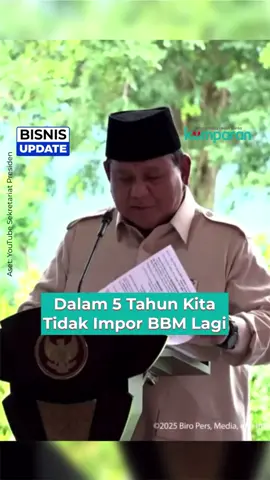 Presiden Prabowo Subianto meyakini Indonesia tidak akan mengimpor Bahan Bakar Minyak (BBM) dalam waktu lima tahun lagi. “Saya percaya dalam waktu yang tidak lama kita tidak akan impor BBM dari luar. Saya yakin dalam 5 tahun kita tidak impor BBM lagi,” ujar Prabowo dalam sambutannya di PLTA Jatigede, Sumedang, Jawa Barat pada Senin (20/1). Menurutnya swasembada energi memegang peran penting. Maka dari itu Prabowo menargetkan swasembada energi 100 persen. Perihal transisi ke energi baru terbarukan (EBT), Prabowo membeberkan Indonesia termasuk negara yang paling maju. 📸: Dok. Sekretariat Presiden. Follow WhatsApp Channel kumparan untuk dapat Informasi terpercaya dikirim langsung ke WhatsApp kamu. Ketik kum.pr/WAchannel di browser kamu sekarang, agar bisa share informasi tanpa ragu.⁠ #bisnisupdate#update#bisnis #vidol #prabowo #bahanbakarminyak #imporbbm #prabowosubianto #programswasembadaenergi #bicarafaktalewatberita #kumparan