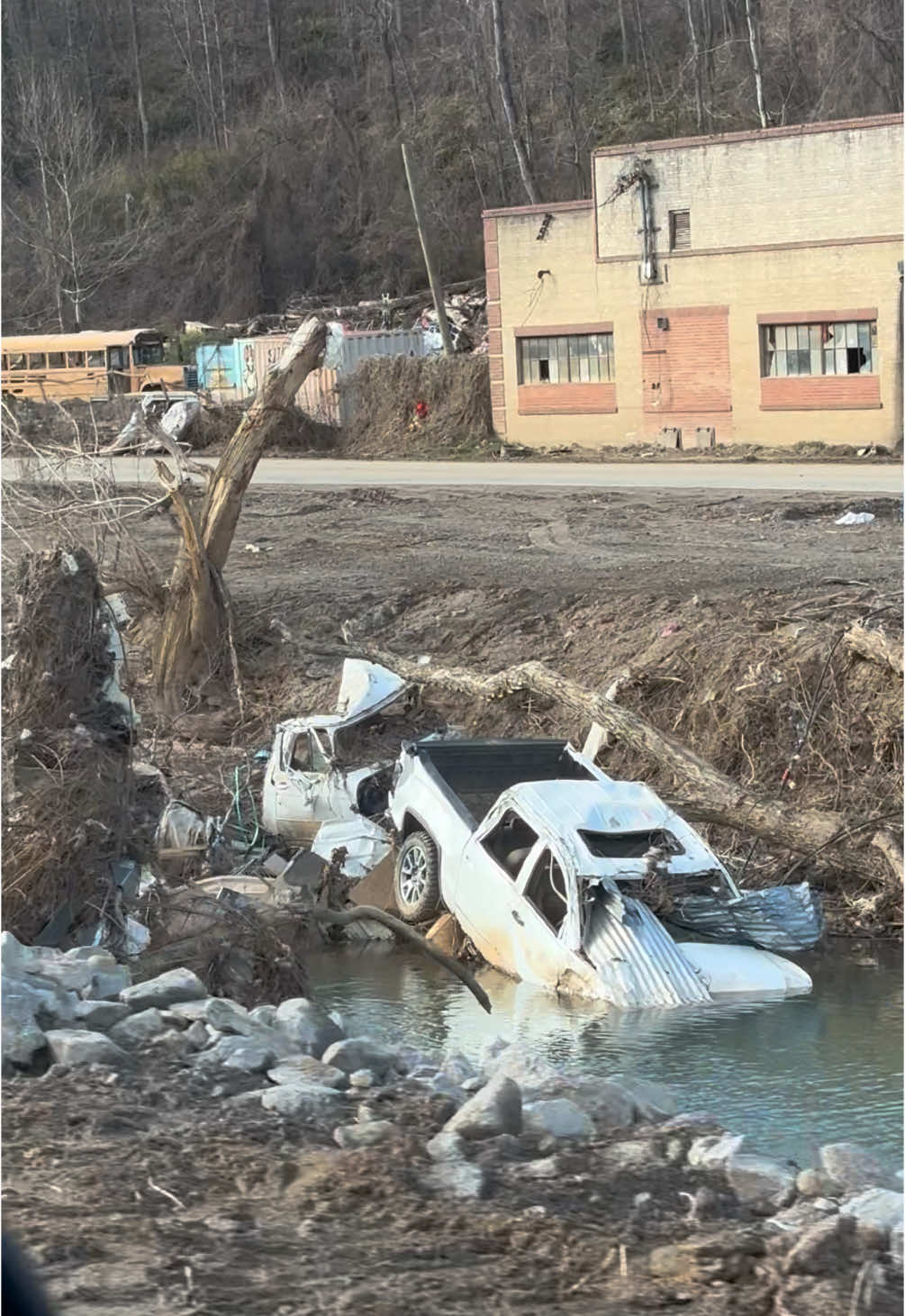 here’s your reminder that many parts of WNC still look like this after helene. ~12,000 people were displaced after the historic flood and are without stable housing while temps reach below freezing this winter (and FEMA hotel vouchers were only briefly extended after backlash). please understand that appalachia is historically a neglected and under-sourced region, it is only considered when there are resources to extract—but there are vibrant, diverse communities that embody class and racial solidarities that should not be punished for being in the south. mutual aid and community care/outreach continue to be the most immediate and effective ways to help out locals rather than waiting for local, state, and federal government. please consider donating to the venmos of these orgs that have been instrumental in coordinating continuous disaster relief in this area: rural organizing and resilience (@roar_wnc), pansy collective (@pansycollective), and beloved asheville (@belovedasheville). ❤️‍🩹 #hurricanehelene #helene #asheville #WNC #westernnorthcarolina #mutualaid #disastercommunism #aparadisebuiltinhell #solidarity is our best weapon (sorry for the awkward silence at the end, lol the vid is over 1 min long)