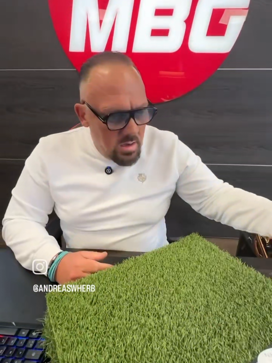 Endlich Wasser sparen und kein Rasenmähen mehr 🌱🫶🏽 Hector liebt es auch 🐶🌱🫶🏽🌱 Danke @Andreas W Herb @hidden spots mallorca 🌱🫶🏽🌱 TOP GREEN KUNSTRASENPROFI MALLORCA  🌐 www.topgreen-mallorca.es 📍 Office & ShowGarden – The Circle, Carrer Illes Canàries 18, Santa Ponça 📞 +34 871 620 060 | 📲 +49 176 588 67 328 . #topgreenmallorca #mbg #kunstrasenmallorca #Kunstrasen #kunstrasenmallorca