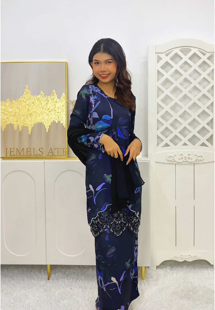 Melirik mata si pujaan bila lihat si gadis pujaan memakai Qasrina kurung 👀❤️, nampak sangat elegant dan cantik😍✨   #bajuraya2025 #bajuraya #darkgreen #purple #jemelslovers #jemelsatelier #bajukurung #bajukurungmoden #bajukurungprinted #bajukurungpastel #fyp #foryoupage #blouseprinted #caftan #casualwear #butikkurung #puchong