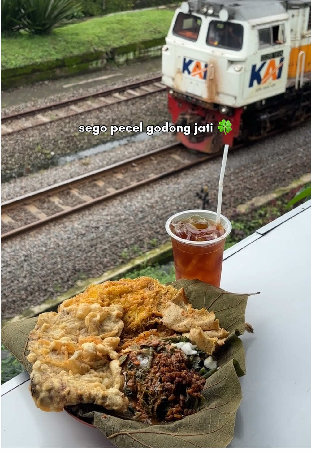 THE OG SEGO PECEL GODONG JATI ‼️ Ini baru malang rasa madiun,baru ini tau nasi pecel pake pincuk daun jati! Yang kayak gini bisanya cuma ada di madiun,eh sekarang ada juga ternyata. Makin sedep poll rasanya ,wajib mampir kesini   📍 Pecel Madiun Rejo  #fyp #kulinermalang #malangkuliner #malanghits #pecelmadiunrejo #pecelmadiunrejogodongjati #cafemalanghits #cafetugumalang #malangkulinerviral #malangterkini 