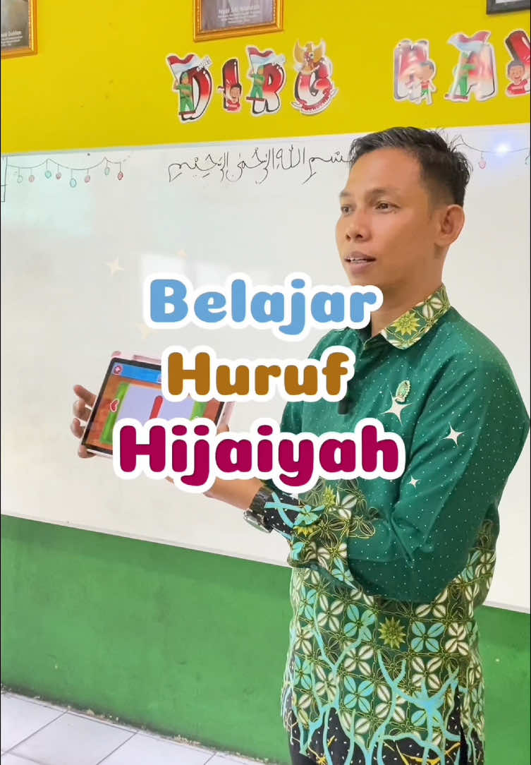 ‼️Mengenal Huruf Hijaiyah‼️ Asikk banget mengenal huruf hijaiyah kemudian mencoba untuk menuliskannya langsung sehingga peserta didik dapat mengingat dengan mudah & merefleksi stimulus dan respon peserta didik 🤩 Ayo segera daftar ke SD Muhammadiyah 1 Palembang!! Sekolah berkarakter, sekolah yang pas untuk putra putri kesayangan anda 🤩 Terakreditasi A 💫