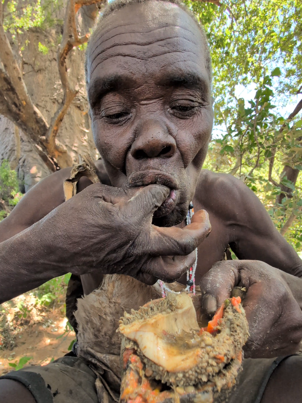 Wow,,Amazing delicious 😋 breakfast See Oldman enjoy Favorite food, Hadzabe tribe Lifestyle#Culture #traditional #tradition 