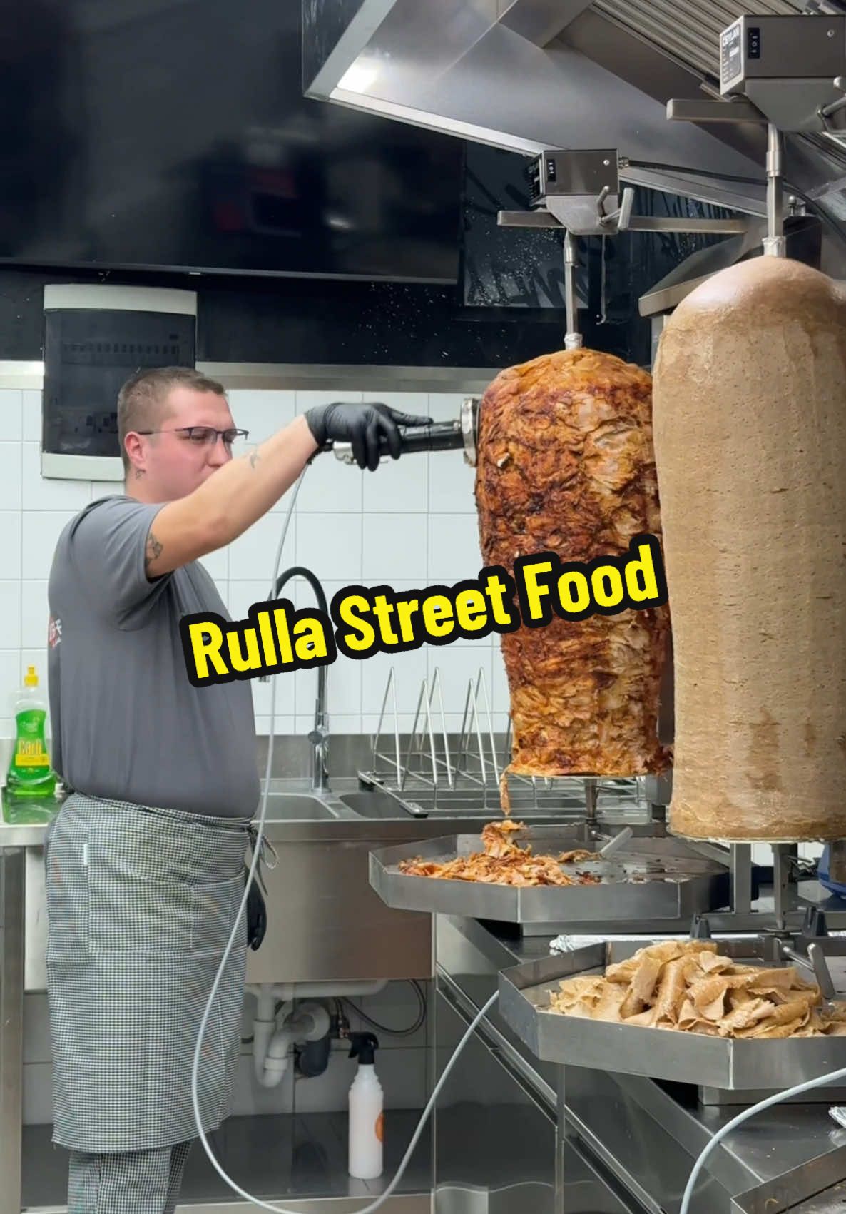 Street food na tajnoj lokaciji! 🌯🌯 📍@rulla.streetfood, Zagreb ✨Rulla Street Food u Zagrebu jedinstvena je priča u Hrvatskoj gdje možete probati kebab u tzv. rulli - fuzija tortilje i lepinje. Kebab ne možete naručiti na samoj lokaciji već je moguća samo dostava putem Wolt/Glovo servisa. U ponudi imaju razne varijante kebaba no najpopularniji su juneći, pileći i rice bowl gdje sami birate vrstu mesa.  💰Cijene: ✨Rulla Classic - 7,55€ ✨Chicken Rulla - 7,55€ ✨Rulla Mix - 7,55€ ✨Rice Bowls - 9,55€ #gastrotrazilica #rullastreetfood #kebab #donerkebab #fastfood #restorani #foodguide #gdjejesti #hrana #zagreb #balkanfood #fyp #foruyou 