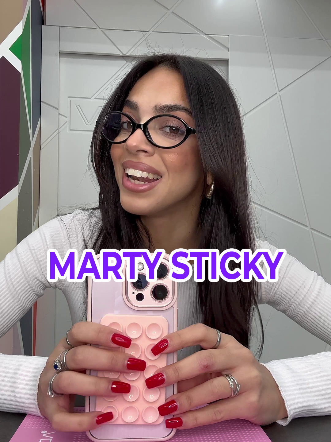 Amici miei, finalmente ci siamo è arrivato il momento di presentare il nuovissimo Marty Sticky.🎉 Il compagno perfetto per i vostri smartphone!✨ 📌 Ecco alcune delle sue caratteristiche principali: •	Compatibilità MagSafe: si attacca e si stacca in un attimo grazie ai magneti. 🔗 •	Ventose ultra resistenti: fissaggio stabile e sicuro per ogni superficie liscia. 🛡️ •	Materiali eco-friendly: realizzato con materiali riciclati, perfetto per chi ama il pianeta. 🌱 💡 Attenzione! Il 24 gennaio alle ore 14:00 sarà disponibile online e nei nostri store. Non perdetevelo, mi raccomando, restate connessi! 🗓️ #newmartina #novità #martysticky #24gennaio