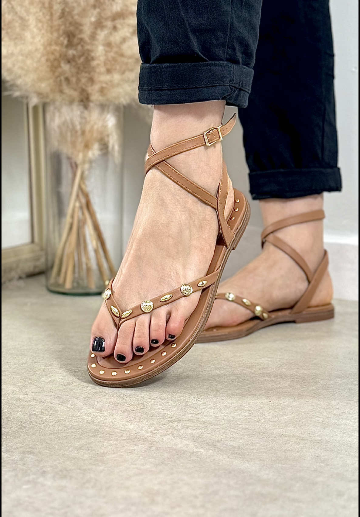 Conforto e estilo que caminham juntos! 💛 Essa sandália rasteira Vizzano combina design moderno, tiras ajustáveis e detalhes em metal que fazem toda a diferença. Perfeita para arrasar nos looks do dia a dia! ✨ . R$ 149,90 . #modafeminina #grwmoutfit #calcadosfemininos #grwmoutfit #sandaliasfemininas #arrumesecomigo 