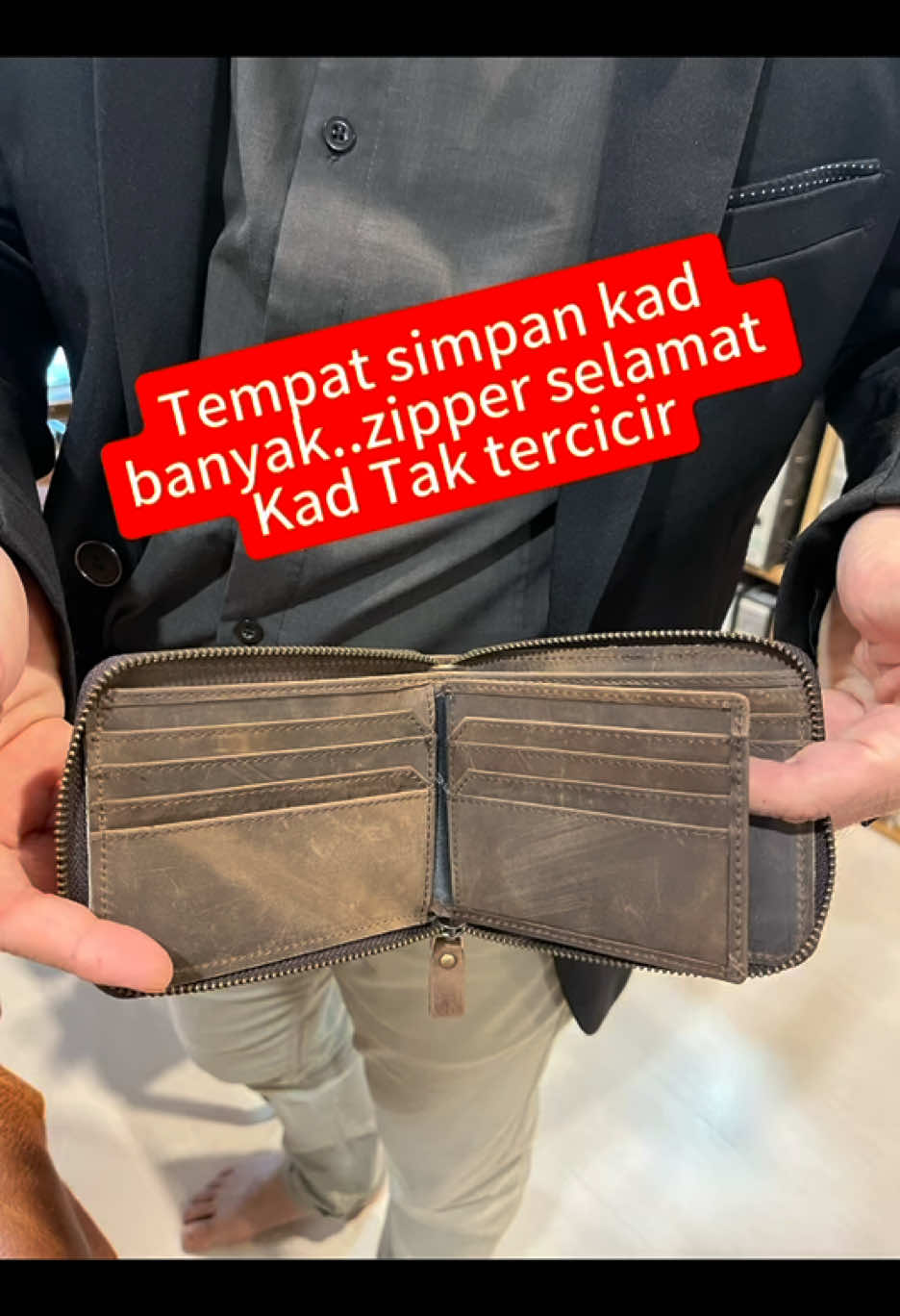 Dompet kulit lembu asli zip penuh, boleh simpan 17 Kad, dtg dgn zipper Selamat, kad tak tercicir. #fyp #extremeleatherco #dompetkulit #dompetkulitasli #zipwallet #fullzip #zipwallet 