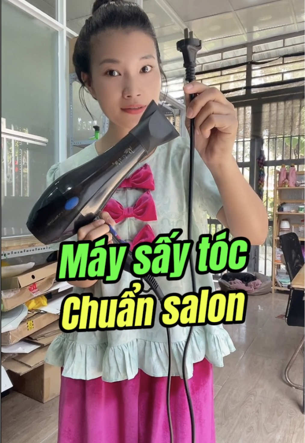 Máy sấy tóc Kaning chuẩn salon tóc. Với công suất lớn và có 3 mức độ tuỳ chỉnh nhiệt độ nên dễ dàng sấy tạo kiểu tóc nhanh chóng #bich_thuy93 #maysaytoc #maysaytoc2chieu #maysaytoctaokieu #maysaytocionam #maysaytocnonglanh #giadungtienich #xuhuong 