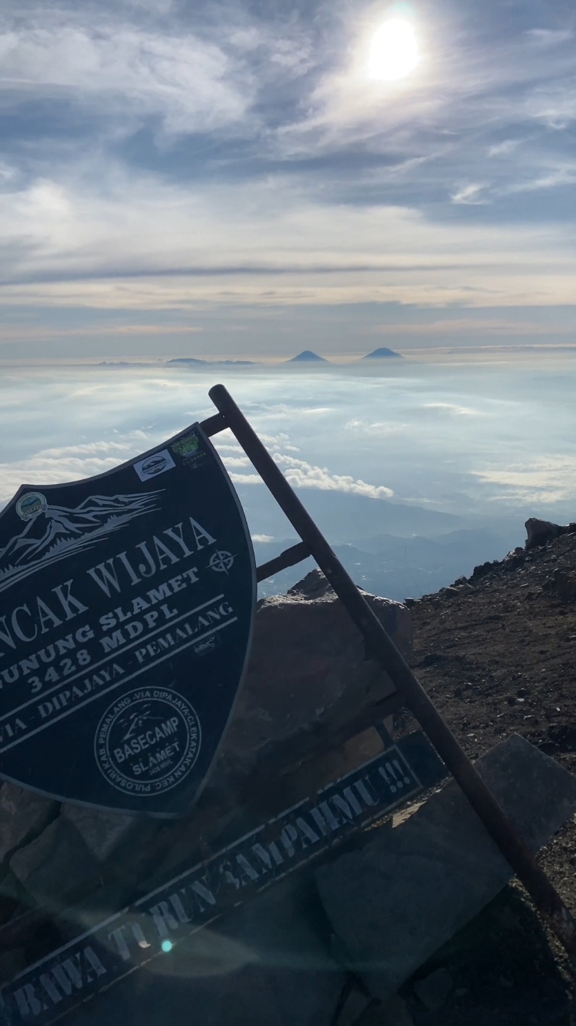 jadi kangen mendaki 😔 #slamet #pendaki #pendakigunung #gunung #purbalingga #tegal #pemalang #slametmountain #atapjawatenngah #sindoro #sumbing #foryoupage❤️❤️ 